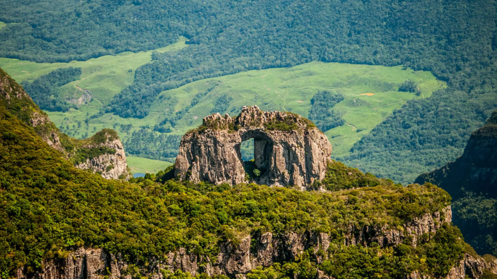 PEDRA FURADA